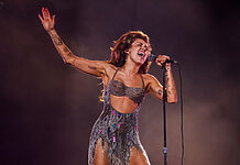 Musiklegenden vertrauen bei den 66. GRAMMY Awards auf Shure Miley Cyrus umklammerte bei der Darbietung ihres „Record-of-the-Year“ ausgezeichneten Songs „Flowers“ ein Shure 565SD