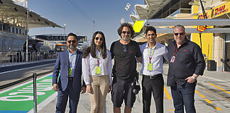 Netzwerkausbau stärkt MENA-Motorsport v.l.n.r.: Luthfur Khan (Senior Director, Kalaam Telecom Group), May Neama (Group VP of Marketing Communications, Kalaam Telecom Group), RIEDEL Motorsport Specialst, Veer Arjun Passi (CEO, Kalaam Telecom Group), Michael Martens (CEO, RIEDEL Networks)