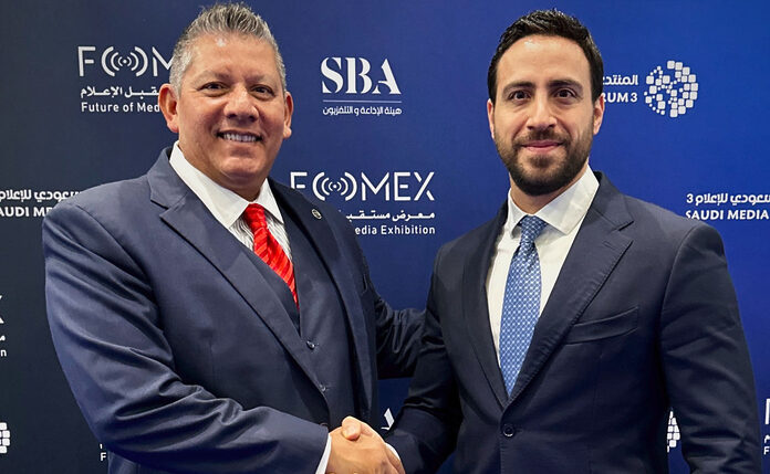 Louis Hernandez Jr, Executive Chairman und CEO von Grass Valley (li.) zusammen mit Joe Chbat, Executive Vice President bei First Gulf Company
