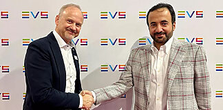 Alkass setzt auf EVS LiveCeption Signature EVS-CEO Serge Van Herck und Alkass General Manager Issa bin Abdullah Al Hitmi am EVS-Stand auf der NAB 2024