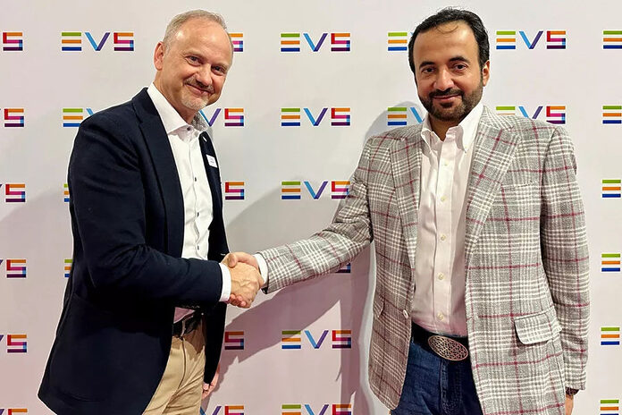 EVS-CEO Serge Van Herck und Alkass General Manager Issa bin Abdullah Al Hitmi am EVS-Stand auf der NAB 2024