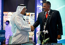 Arabsat startet neue Playout-Services mit Grass Valleys AMPP Alhamedi Alanezi, Arabsat CEO & President, und Louis Hernandez, Grass Valley CEO und Chairman, besiegeln ihre Zusammenarbeit auf der Cabsat in Dubai