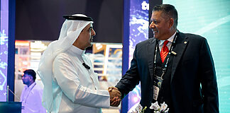 Arabsat startet neue Playout-Services mit Grass Valleys AMPP Alhamedi Alanezi, Arabsat CEO & President, und Louis Hernandez, Grass Valley CEO und Chairman, besiegeln ihre Zusammenarbeit auf der Cabsat in Dubai
