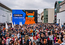 OMR-Festival setzt auf Videotechnik von Hibino LED Megabanner im Outdoorbereich des OMR-Festivals