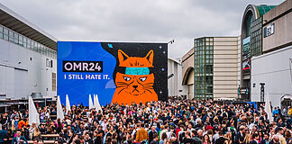 OMR-Festival setzt auf Videotechnik von Hibino LED Megabanner im Outdoorbereich des OMR-Festivals