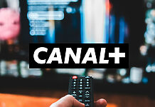 CANAL+ verstärkt Präsenz im DACH-Raum Canal+ Logo vor einem Wohnzimmer-Hintergrund