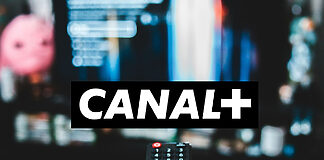 CANAL+ verstärkt Präsenz im DACH-Raum Canal+ Logo vor einem Wohnzimmer-Hintergrund