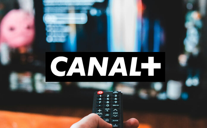 Canal+ Logo vor einem Wohnzimmer-Hintergrund