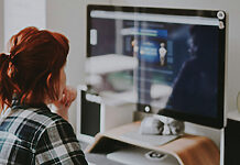 Tele Columbus hält an mobilem Arbeitsmodell fest Frau im Home-Office am Computer