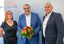 Jochen Fasco zum Direktor der TLM wiedergewählt v. l. n. r.: Ute Birckner (Stellvertretende Versammlungsvorsitzende), Jochen Fasco (TLM-Direktor) und Steffen Claudio Lemme (Stellvertretender Versammlungsvorsitzender)