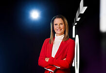 ZDF: Erfolgreiche EURO 24-Berichterstattung Katrin Müller-Hohenstein steht im Gegenlicht einer blau strahlenden Lampe vor einem Ausschnitt einer Torwand.