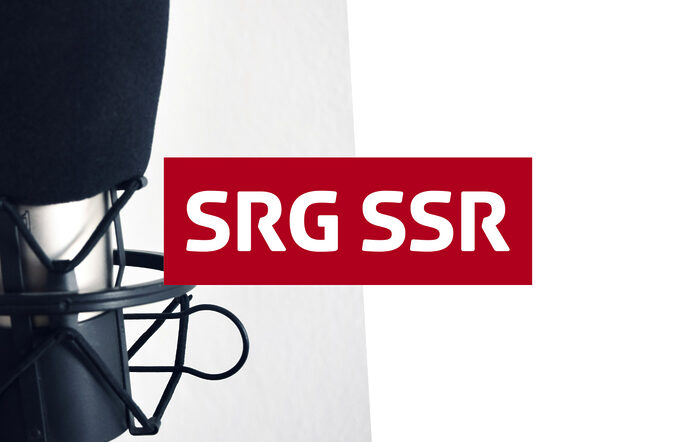 SRG Logo mit Mikrofon im Hintergrund