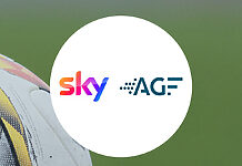 AGF integriert erstmals digitale Angebote von Sky Sky & AGF Logo auf Fußball-Hintergrund