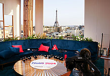 Erfolgreiche Olympia-Berichterstattung für Warner Bros. Discovery WBD-Studio auf dem Dach des Hotel Raphaël in Paris