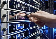 Sennheiser bringt Dante-Empfänger auf den Markt Sennheiser komplettiert die EW-DX-Reihe nun mit einem 4-Kanal-Dante-fähigen 19-Zoll-Empfänger.