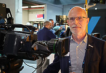 Grass Valley präsentiert die zukunftssichere LDX 110 Kamera Klaus Weber mit der neuen Grass Valley LDX 110