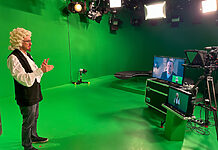 MDR zeigt barrierefreie Weihnachtsangebote Gebärdenübersetzung beim MDR in Referenzkleidung für den neuen Familienfilm ,,BACH - Ein Weihnachtswunder"