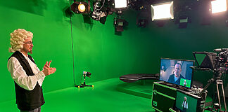 MDR zeigt barrierefreie Weihnachtsangebote Gebärdenübersetzung beim MDR in Referenzkleidung für den neuen Familienfilm ,,BACH - Ein Weihnachtswunder"