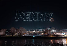 Drohnenshow wirbt für Penny-App in Köln Penny zeigte in Köln eine Drohnen-Show mit 400 Drohnen