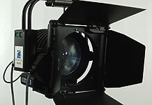 SYSTEC HELIOS: Neuer motorisierter Scheinwerfer für TV-Studios LED-Scheinwerfer HELIOS