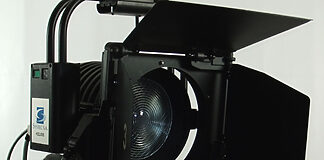 SYSTEC HELIOS: Neuer motorisierter Scheinwerfer für TV-Studios LED-Scheinwerfer HELIOS