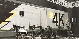 AFLAM Productions setzt auf Ikegami UHK-X700 Kameras Außenansicht des neuen 12G-SDI 4K-Ü-Wagens der Production Crew
