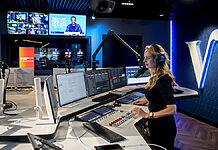 Mediahuis Radio setzt auf DHD-Audiomischer für neue Studios DJ Marisa Heutink im Studio von Radio Veronica