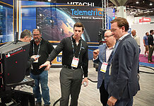 Telemetrics mit zahlreichen Innovationen Michael Cuomo (li.), VP bei Telemetrics, präsentiert zur NAB die Neuheiten des Unternehmens.