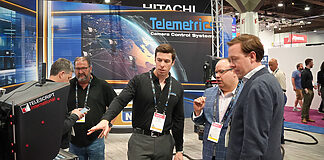 Telemetrics mit zahlreichen Innovationen Michael Cuomo (li.), VP bei Telemetrics, präsentiert zur NAB die Neuheiten des Unternehmens.