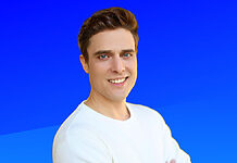 Überraschender Wechsel: Schreiber wird Global Reporter Constantin Schreiber vor blauem Hintergrund