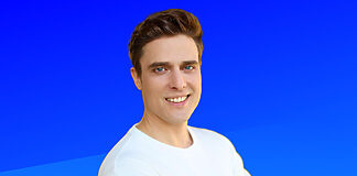 Überraschender Wechsel: Schreiber wird Global Reporter Constantin Schreiber vor blauem Hintergrund