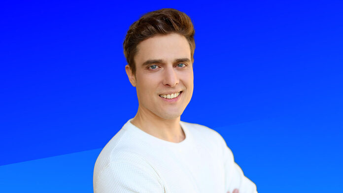 Constantin Schreiber vor blauem Hintergrund