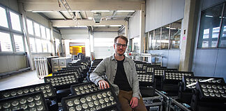 Habegger Austria setzt auf ROXX NEO LED-Washlights Dominic Frank, Director Hardware & Equipment Management bei Habegger Austria mit den neuen ROXX Neo Washlights
