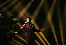 NEP sorgt für reibungslosen Ablauf beim ESC 2025 NEP-Kameramann Tomas Antonsson, links, verfolgt einen Probeauftritt von Claude, dem Singer-Songwriter für die Niederlande, in der St. Jakobshalle