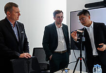 OBSBOT wird offizieller Partner des Esports World Cup 2025 OBSBOT-Kamera bei einer Demo