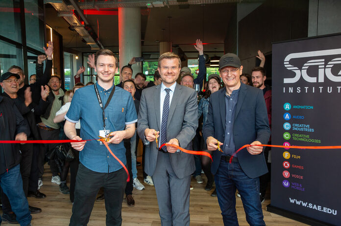 (v.l.) Campus Manager Florian Schwärzler, Oberbürgermeister Marcus König und SAE-Geschäftsführer Chris Müller