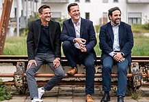 STAGETEC verstärkt Vertrieb und technischen Service Nacho González (re.) und Sven Ahles (li.) verstärken das Team von STAGETEC. In der Mitte: Craig Newbury