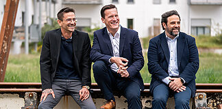 STAGETEC verstärkt Vertrieb und technischen Service Nacho González (re.) und Sven Ahles (li.) verstärken das Team von STAGETEC. In der Mitte: Craig Newbury