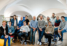 352 Millionen Views für den Nischensport Das Team von quattro media am Firmensitz in Glonn. 22 Mitarbeitende arbeiten an der weltweiten Verbreitung von Freesport-Inhalten. Mittendrin: Geschäftsführer Peter Hertrampf