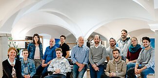 352 Millionen Views für den Nischensport Das Team von quattro media am Firmensitz in Glonn. 22 Mitarbeitende arbeiten an der weltweiten Verbreitung von Freesport-Inhalten. Mittendrin: Geschäftsführer Peter Hertrampf