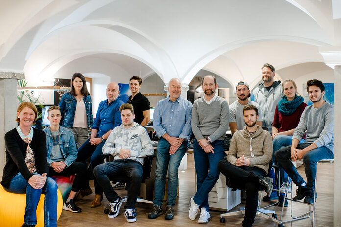 Das Team von quattro media am Firmensitz in Glonn. 22 Mitarbeitende arbeiten an der weltweiten Verbreitung von Freesport-Inhalten. Mittendrin: Geschäftsführer Peter Hertrampf