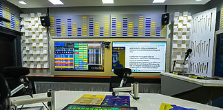 Afrikas erstes IP-basiertes Broadcast-Zentrum startet in Nairobi Blick in das neue Sendestudio von Radio 47 mit Lawo crystal-Mischpult und IP-basiertem Workflow.