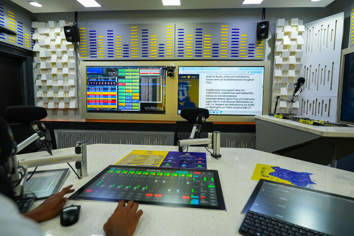 Blick in das neue Sendestudio von Radio 47 mit Lawo crystal-Mischpult und IP-basiertem Workflow.