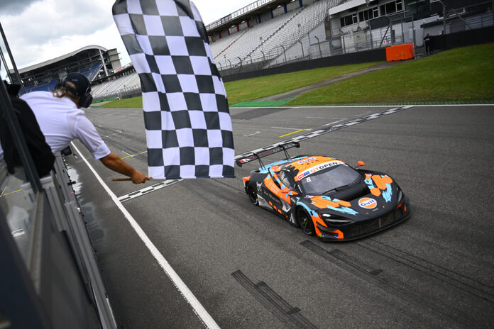 McLaren-Rennwagen des Teams Garage 59, das seit 2025 auf Kommunikationstechnik von Riedel setzt.