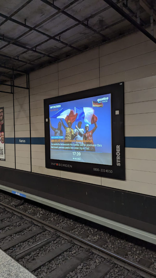 quattro media-Inhalte auf dem Ströer Screen im U-Bahnhof