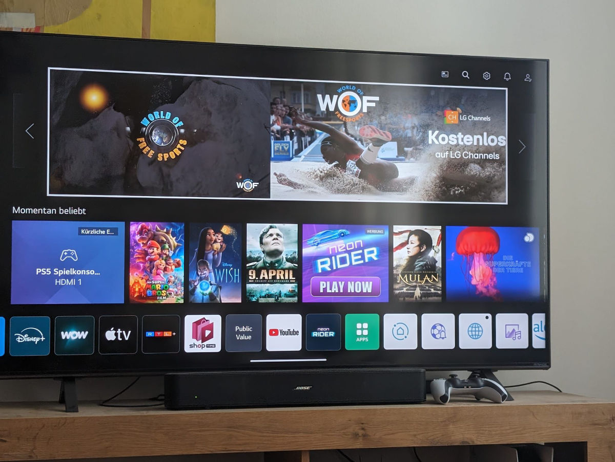 Der FAST-Channel „World of Freesports“ auf einem Smart-TV.