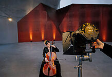 Akku-Fresnel mit Zoom: Astera stellt Quick Punch vor Dank Edge Softener, achtflügeliger Torblende und kompatibler Filteraufsätze lässt sich der Lichtcharakter flexibel anpassen