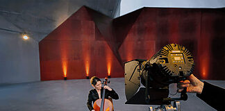 Akku-Fresnel mit Zoom: Astera stellt Quick Punch vor Dank Edge Softener, achtflügeliger Torblende und kompatibler Filteraufsätze lässt sich der Lichtcharakter flexibel anpassen