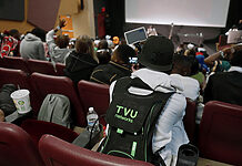 TVU unterstützt mobiles Streaming Event mit 120 Creators Teilnehmende der Streamer University beim Livestream aus einem Vorlesungssaal auf dem Campus der University of Akron.