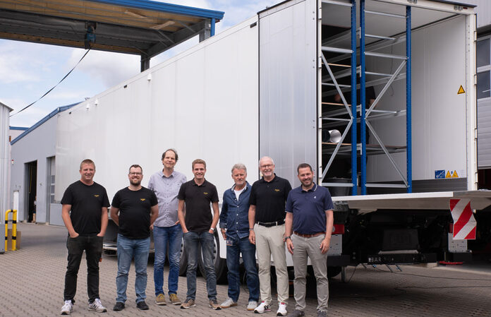 Team von Broadcast Solutions und brutal güet vor dem im Bau befindlichen Ü-Wagen